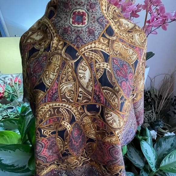 Chanel Silk/Wool Blend scarf - Picture 4 of 16